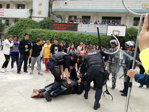 大观街道辖区内学校开展“反恐防暴”演练 中国科学网www.minimouse.com.cn 大观街道辖区内学校开展“反恐防暴”演练 中国科学网www.minimouse.com.cn