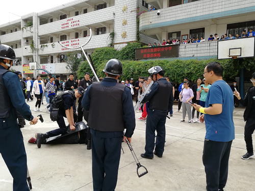 大观街道辖区内学校开展“反恐防暴”演练 中国科学网www.minimouse.com.cn 大观街道辖区内学校开展“反恐防暴”演练 中国科学网www.minimouse.com.cn