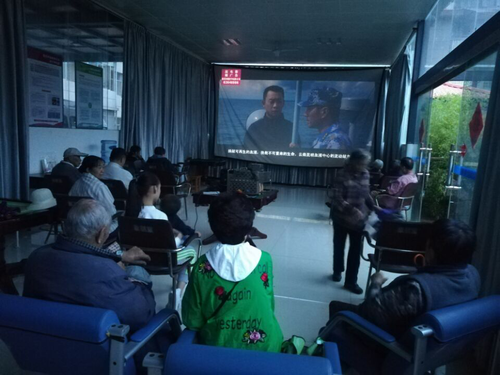 大观街道东风西路中段社区组织观看《红海行动》激发爱国热情 中国科学网www.minimouse.com.cn