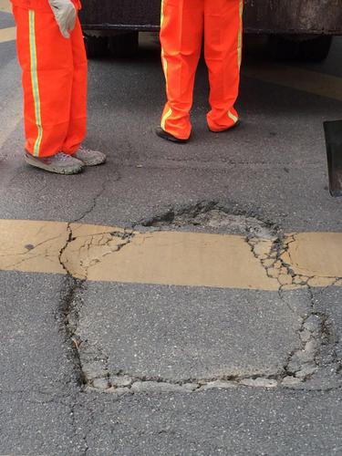 道桥处维护五一路、青年路破损道路 中国科学网www.minimouse.com.cn