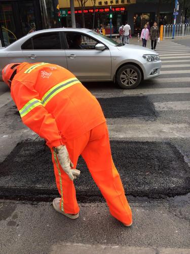 道桥处维护五一路、青年路破损道路 中国科学网www.minimouse.com.cn