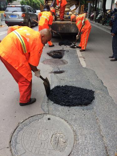 道桥处维护五一路、青年路破损道路 中国科学网www.minimouse.com.cn