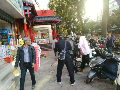 大观街道执法中队队员巡查时树助人好形象 中国科学网www.minimouse.com.cn
