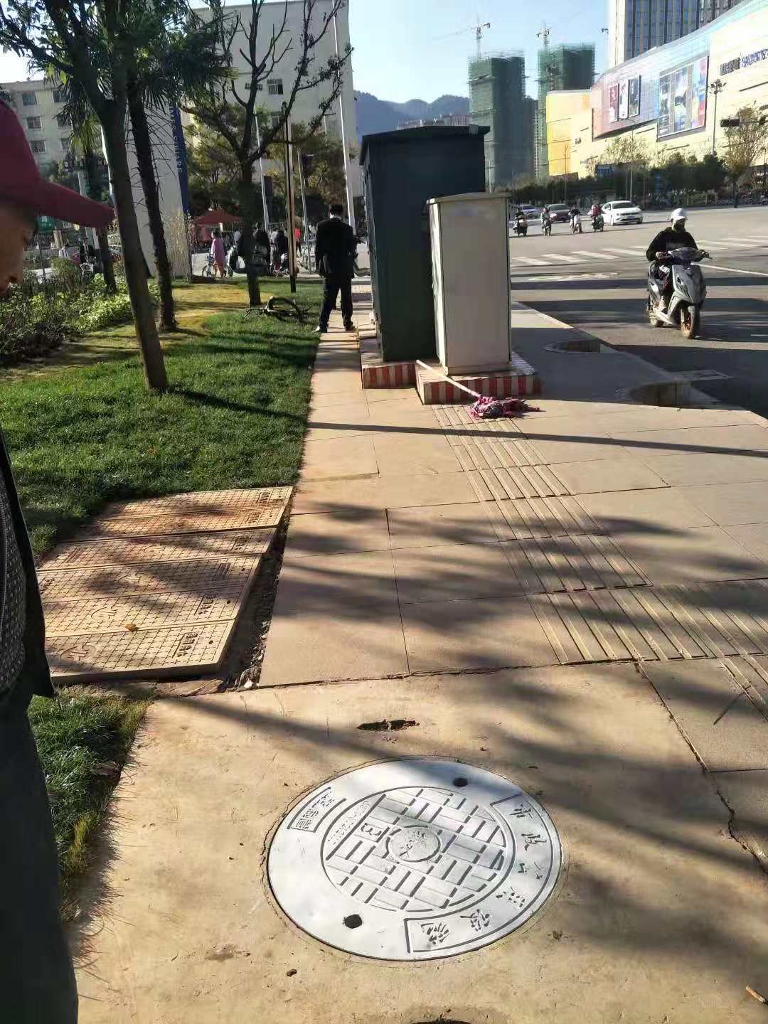 更换王筇路破损窨井盖