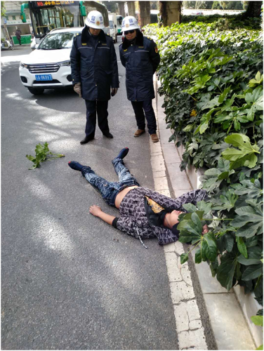 群众躺机动车道险象环生 骑巡队员及时救助保平安 中国科学网www.minimouse.com.cn