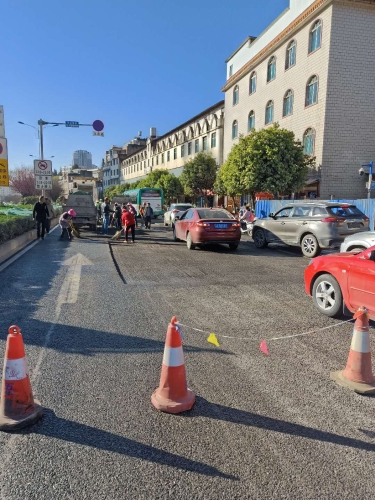 五华区道路桥梁管理处对龙泉路、金色大道开展维护工作 中国科学网www.minimouse.com.cn