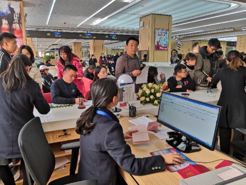 “执子之手,与子偕老” 五华区政务中心158对新人走进婚姻殿堂 中国科学网www.minimouse.com.cn “执子之手,与子偕老” 五华区政务中心158对新人走进婚姻殿堂 中国科学网www.minimouse.com.cn