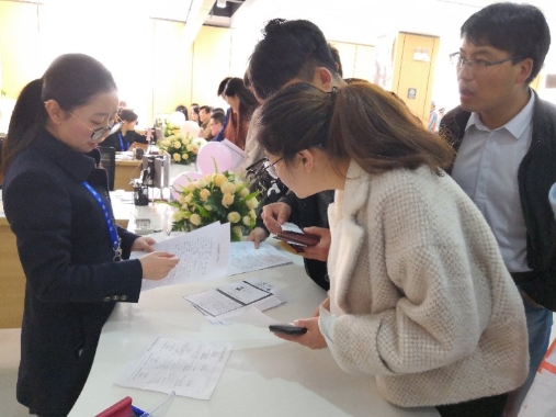 “执子之手,与子偕老” 五华区政务中心158对新人走进婚姻殿堂 中国科学网www.minimouse.com.cn “执子之手,与子偕老” 五华区政务中心158对新人走进婚姻殿堂 中国科学网www.minimouse.com.cn