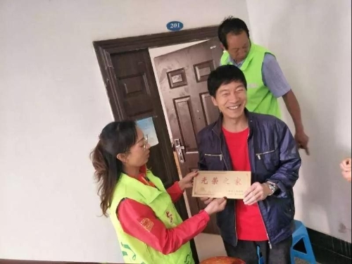 霖雨社区走进“光荣之家”为392户退役军人挂牌 中国科学网www.minimouse.com.cn