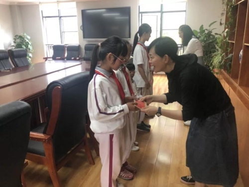 为孩子们送上节日祝福 红云街道开展“六一”节前走访慰问 中国科学网www.minimouse.com.cn 为孩子们送上节日祝福 红云街道开展“六一”节前走访慰问 中国科学网www.minimouse.com.cn