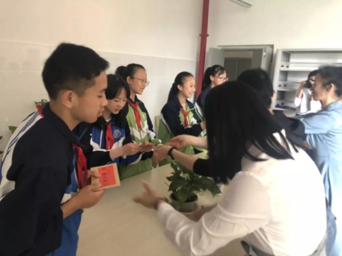 为孩子们送上节日祝福 红云街道开展“六一”节前走访慰问 中国科学网www.minimouse.com.cn 为孩子们送上节日祝福 红云街道开展“六一”节前走访慰问 中国科学网www.minimouse.com.cn