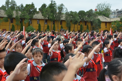 讲述英雄故事 传承红色基因 ——五华区军休中心与武成小学共同举行主题活动 中国科学网www.minimouse.com.cn 讲述英雄故事 传承红色基因 ——五华区军休中心与武成小学共同举行主题活动 中国科学网www.minimouse.com.cn