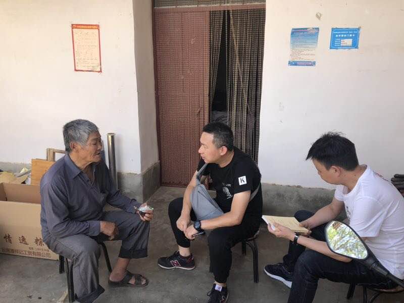 走访困难群众