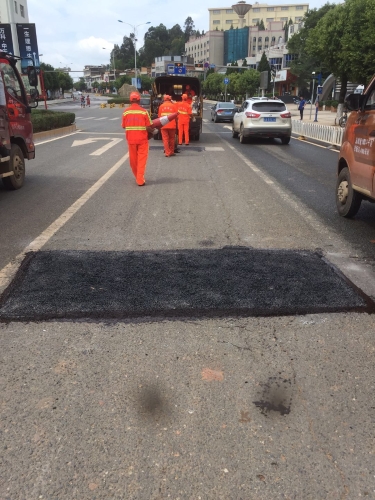 五华区道桥处对龙泉路、霖雨路开展道路维护工作 中国科学网www.minimouse.com.cn