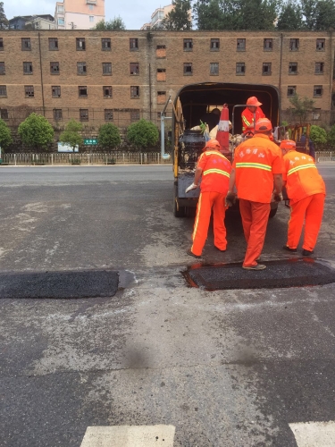 五华区道桥处对龙泉路、霖雨路开展道路维护工作 中国科学网www.minimouse.com.cn