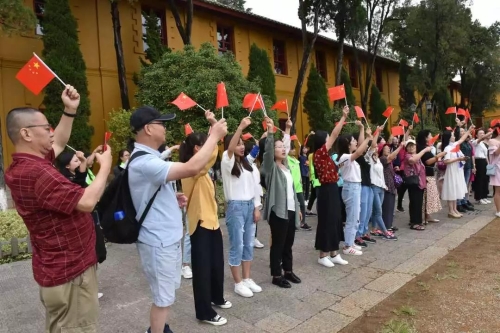 昆明政法系统红色快闪在云南陆军讲武堂上演 唱响“我和我的祖国” 中国科学网www.minimouse.com.cn