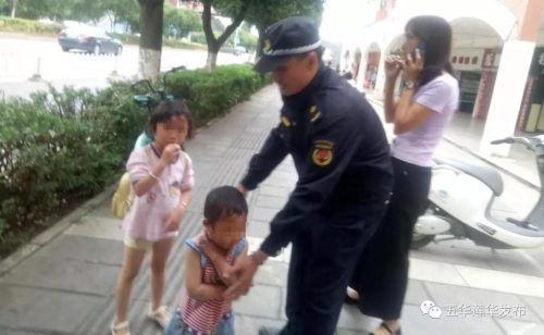莲华城管队员送走失孩子回家 中国科学网www.minimouse.com.cn 莲华城管队员送走失孩子回家 中国科学网www.minimouse.com.cn