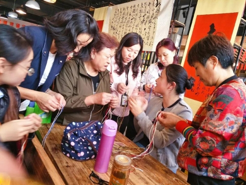 霖雨社区举办“编织中国结.传承红色中国情”编织艺术活动 中国科学网www.minimouse.com.cn
