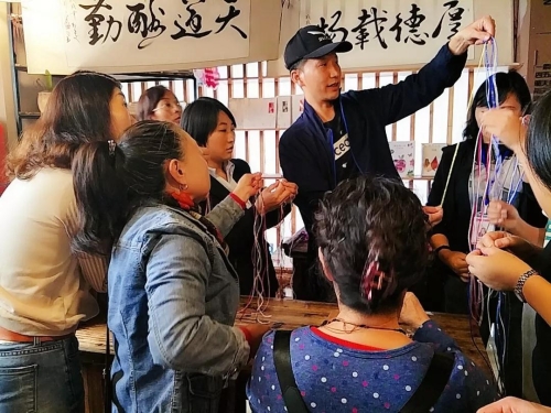 霖雨社区举办“编织中国结.传承红色中国情”编织艺术活动 中国科学网www.minimouse.com.cn