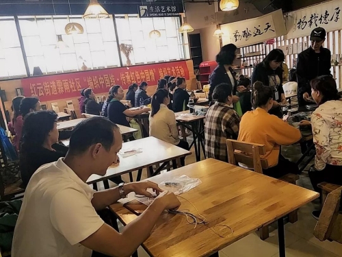霖雨社区举办“编织中国结.传承红色中国情”编织艺术活动 中国科学网www.minimouse.com.cn