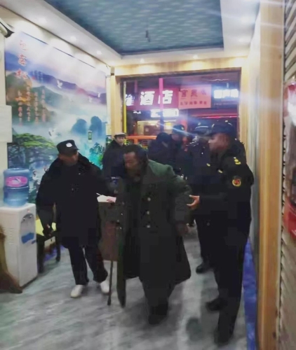 寒夜送温暖，城管有担当，给他们点赞！ 中国科学网www.minimouse.com.cn