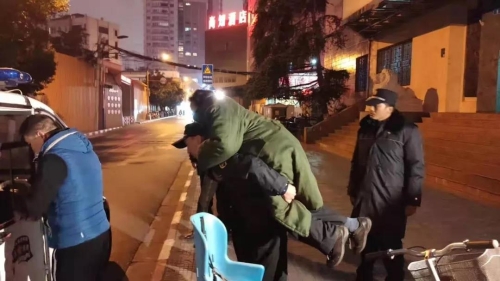 寒夜送温暖，城管有担当，给他们点赞！ 中国科学网www.minimouse.com.cn