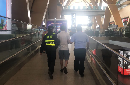 “老赖”限飞记！借钱不还总想赖，登机途中被拦下立即还款 中国科学网www.minimouse.com.cn