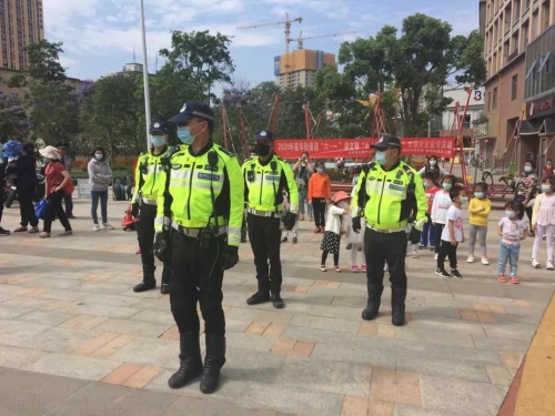 交警进社区,带着萌娃们“学安全” 中国科学网www.minimouse.com.cn 交警进社区,带着萌娃们“学安全” 中国科学网www.minimouse.com.cn