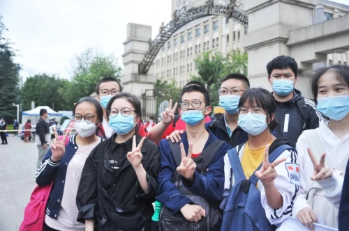 高考首日，五华区考场外一幕幕 愿你们乘风破浪！ 中国科学网www.minimouse.com.cn