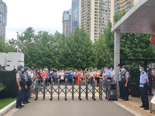 高考首日，五华区考场外一幕幕 愿你们乘风破浪！ 中国科学网www.minimouse.com.cn