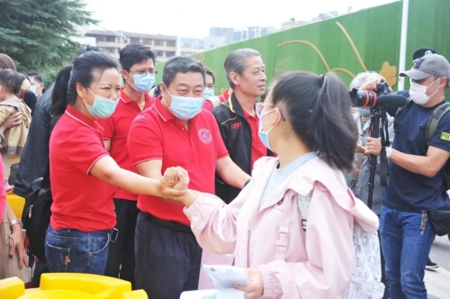 高考首日，五华区考场外一幕幕 愿你们乘风破浪！ 中国科学网www.minimouse.com.cn