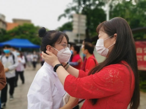 高考首日，五华区考场外一幕幕 愿你们乘风破浪！ 中国科学网www.minimouse.com.cn