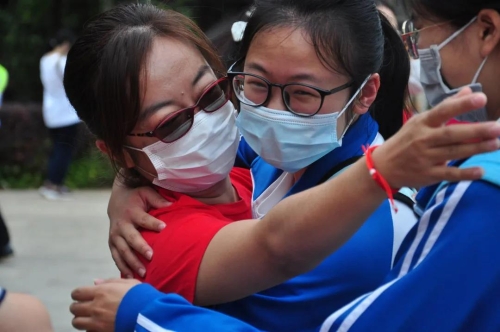 高考首日，五华区考场外一幕幕 愿你们乘风破浪！ 中国科学网www.minimouse.com.cn