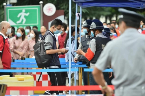 高考首日，五华区考场外一幕幕 愿你们乘风破浪！ 中国科学网www.minimouse.com.cn