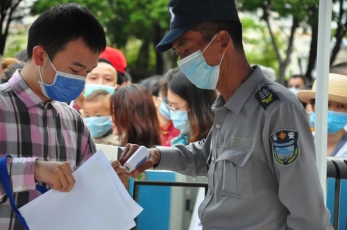 高考首日，五华区考场外一幕幕 愿你们乘风破浪！ 中国科学网www.minimouse.com.cn