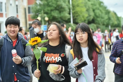 高考首日，五华区考场外一幕幕 愿你们乘风破浪！ 中国科学网www.minimouse.com.cn