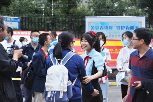 高考首日，五华区考场外一幕幕 愿你们乘风破浪！ 中国科学网www.minimouse.com.cn