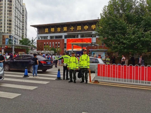 高考首日，五华区考场外一幕幕 愿你们乘风破浪！ 中国科学网www.minimouse.com.cn