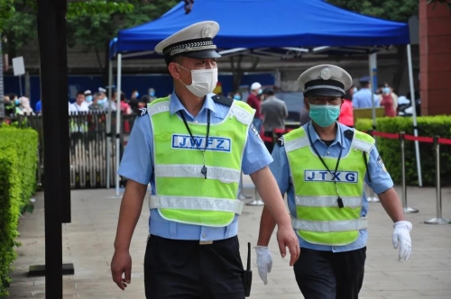 高考首日，五华区考场外一幕幕 愿你们乘风破浪！ 中国科学网www.minimouse.com.cn