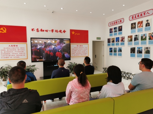 收看抗疫表彰大会2