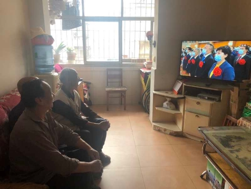 收看抗疫表彰大会3