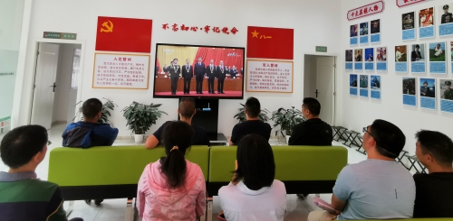 收看抗疫表彰大会11