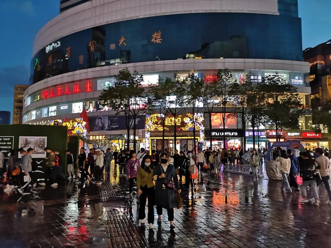然而,对位于昆明主城核心区的南屏步行街来说,本地客源的外流却丝毫没