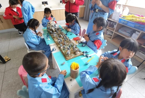 “爬雪山”“过草地”“运军粮”、绣鞋垫、穿军衣，五华这所农村幼儿园太好玩！ 中国科学网www.minimouse.com.cn
