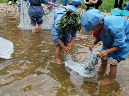 “爬雪山”“过草地”“运军粮”、绣鞋垫、穿军衣，五华这所农村幼儿园太好玩！ 中国科学网www.minimouse.com.cn