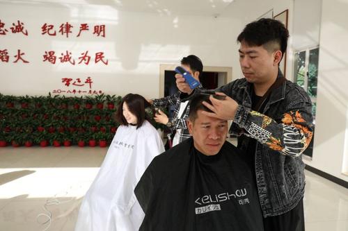 浓浓鱼水之情 义务理发暖人心 中国科学网www.minimouse.com.cn 浓浓鱼水之情 义务理发暖人心 中国科学网www.minimouse.com.cn