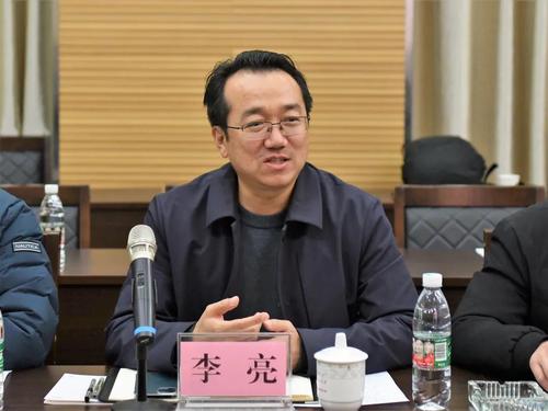 会上,李亮对五华区相关情况作了介绍.