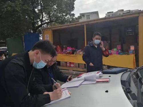 普吉街道联家社区对辖区烟花爆竹销售点开展消防安全检查图2