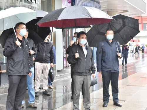 陈江调研督导全区疫情防控时强调动态调整采样点位提供方便快捷采样