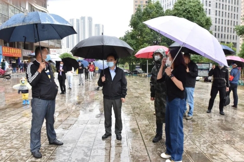 陈江调研督导全区疫情防控时强调动态调整采样点位提供方便快捷采样